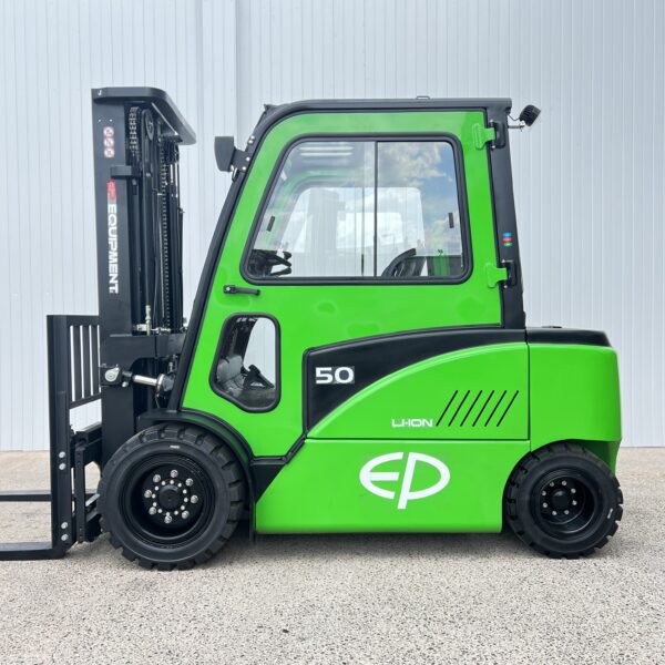 Side view of green EP CPD50F8 lithium electric forklift full cab